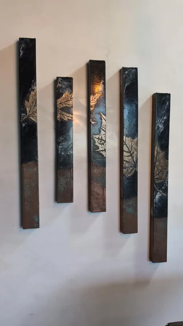 イタリア漆喰に施されたステンシルでのメタルアートは、異なる素...